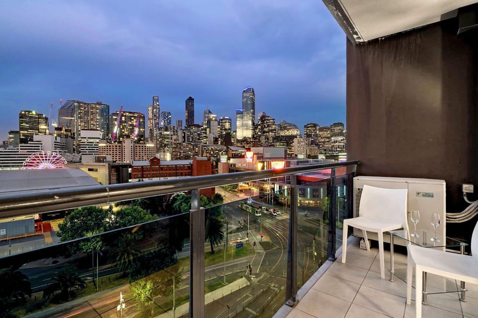 Property building, View (from property/room), Balcony/Terrace, Seating area, City view