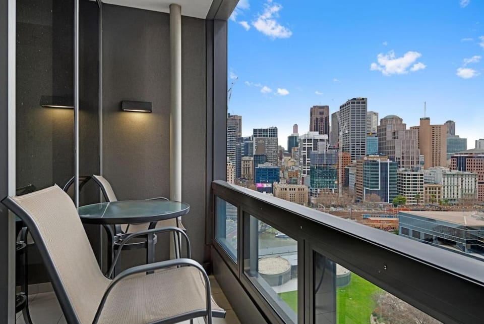 Property building, Day, View (from property/room), Balcony/Terrace, Seating area, City view