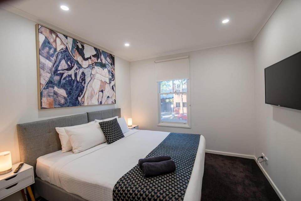 Bed, TV and multimedia, Photo of the whole room, Bedroom, towels