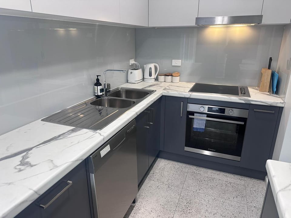 Coffee/tea facilities, Kitchen or kitchenette, dishwasher, stove, toaster