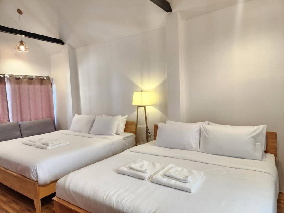 Bed, Living room, Photo of the whole room, Seating area, Bedroom, towels