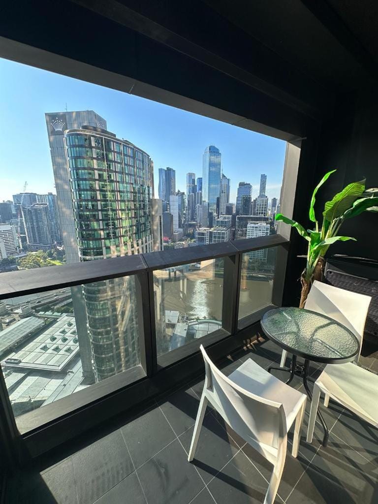 Property building, Day, View (from property/room), Balcony/Terrace, Seating area, City view