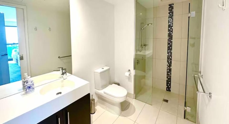 Shower, Toilet, Bathroom, Bath, towels