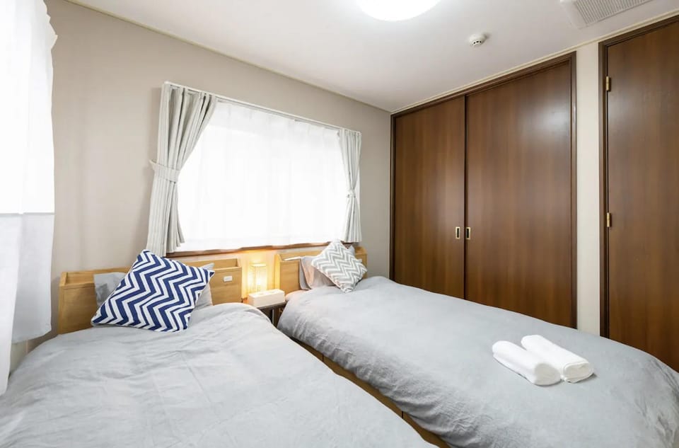 Photo of the whole room, Bedroom, towels, wardrobe