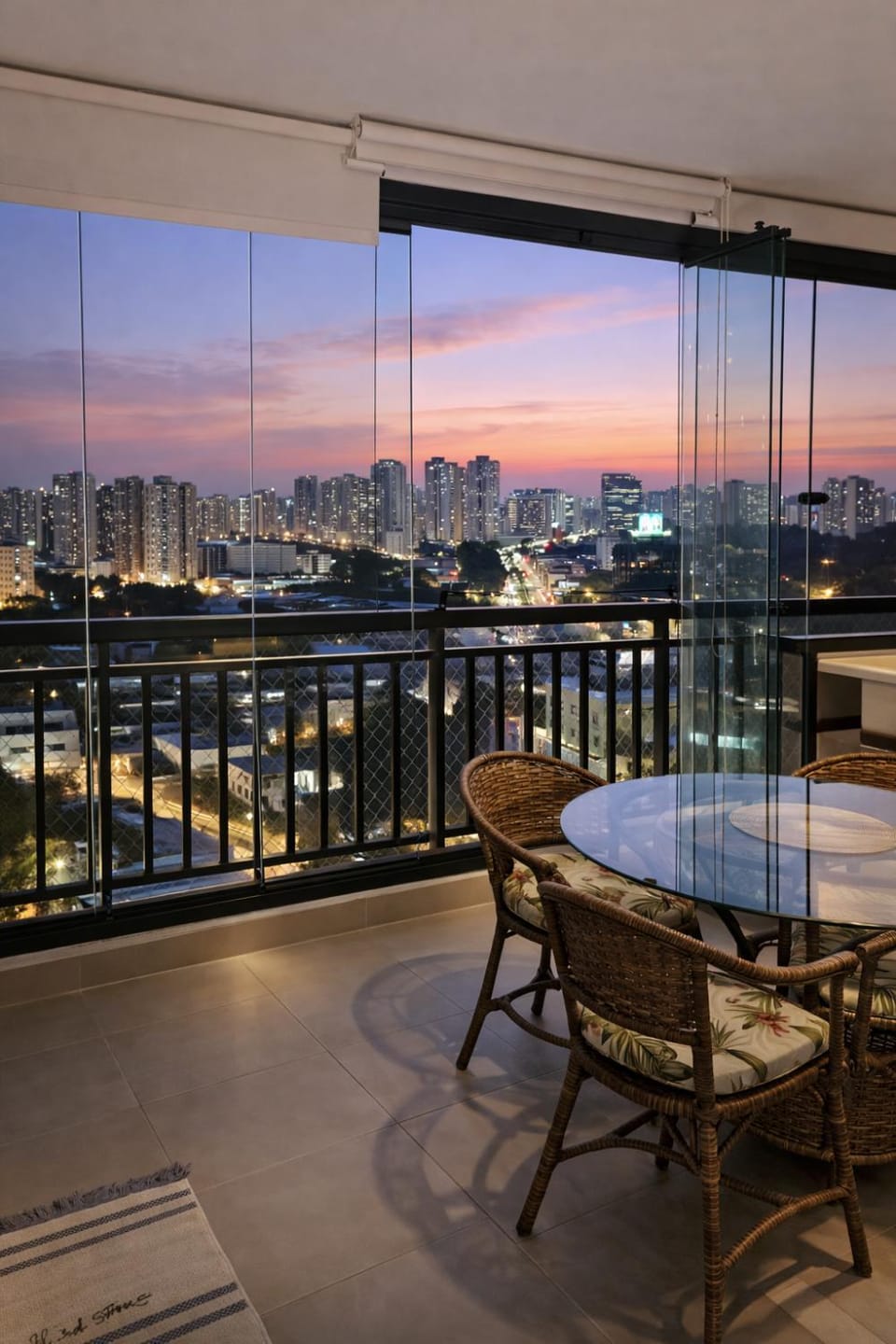 View (from property/room), Balcony/Terrace, Seating area, Dining area, City view