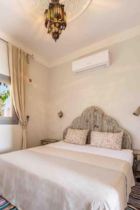 Bed, Bedroom, air conditioner