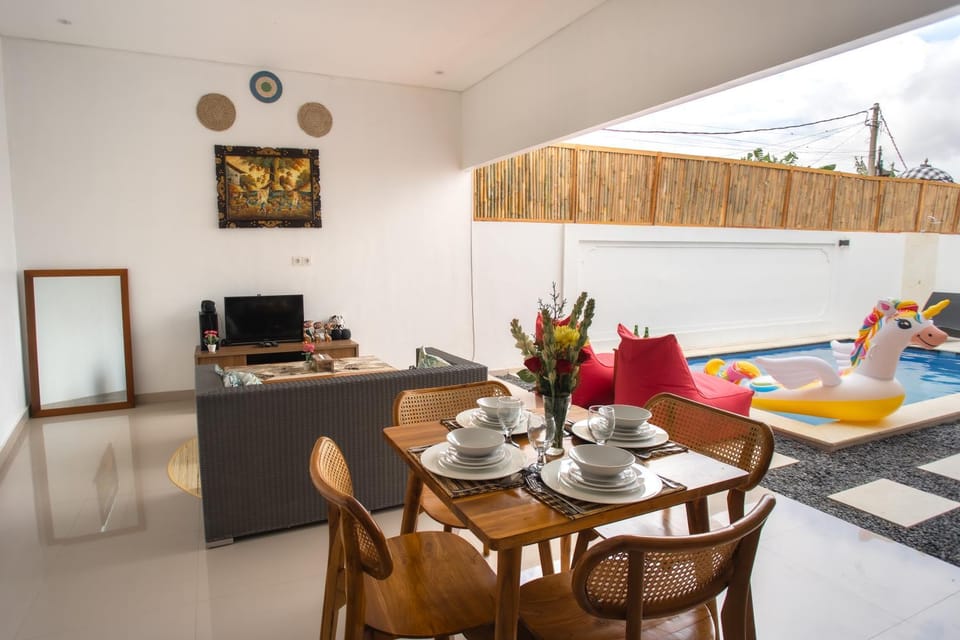 TV and multimedia, Living room, Seating area, Dining area