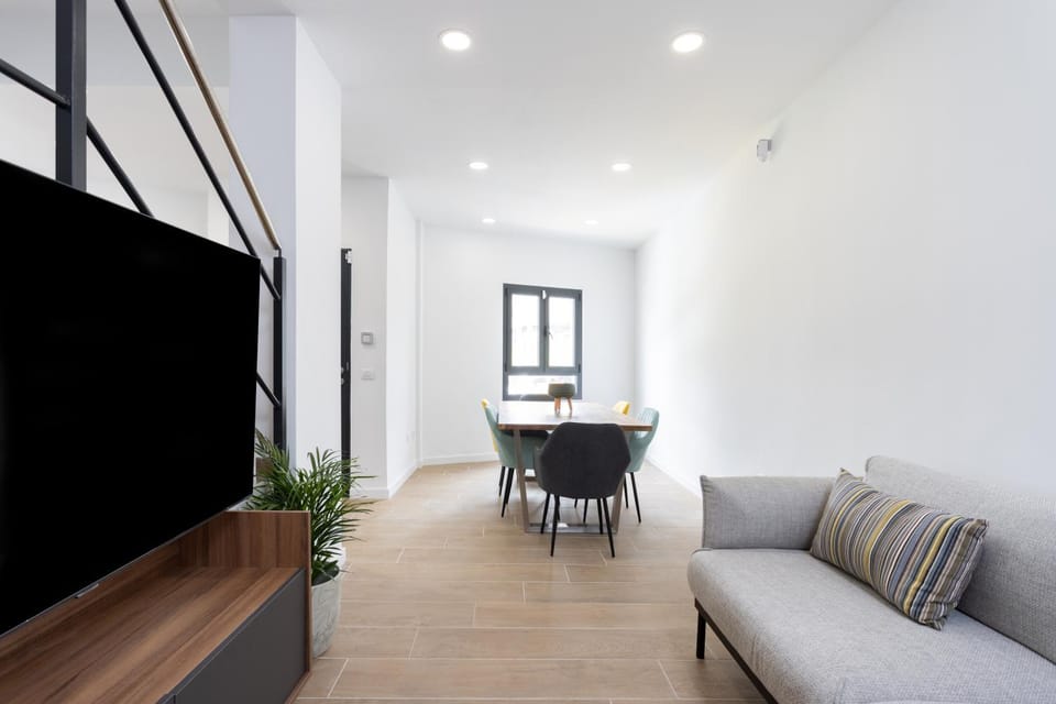 TV and multimedia, Living room, Seating area, Dining area