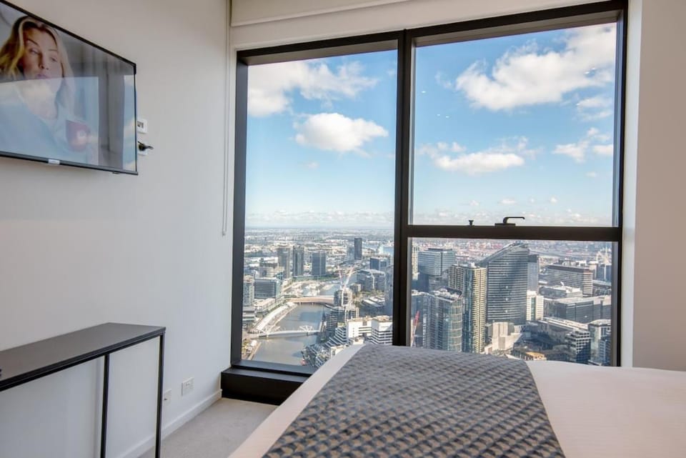 Bed, Bird's eye view, TV and multimedia, Photo of the whole room, Evening entertainment, Bedroom, City view