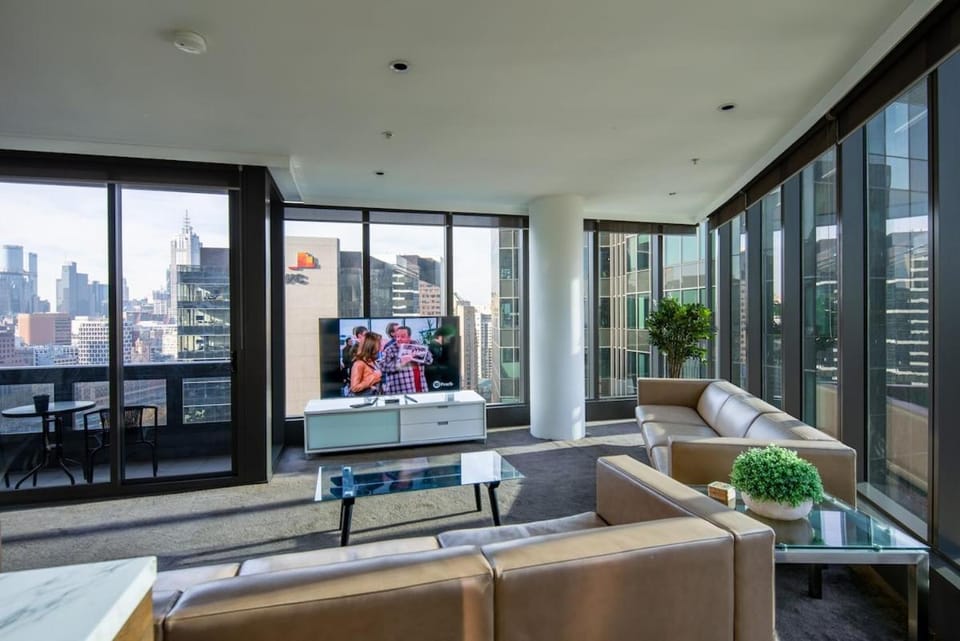 TV and multimedia, Living room, Seating area, Evening entertainment
