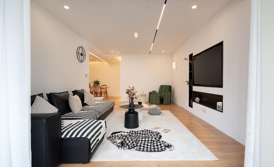 Communal lounge/ TV room, TV and multimedia, Living room, Seating area, Evening entertainment