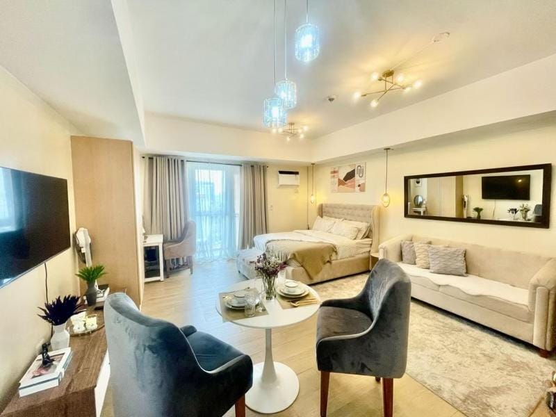 Condo Hotel type luxury Big Studio in Mckinley Hill taguig Apartment hotel in Makati