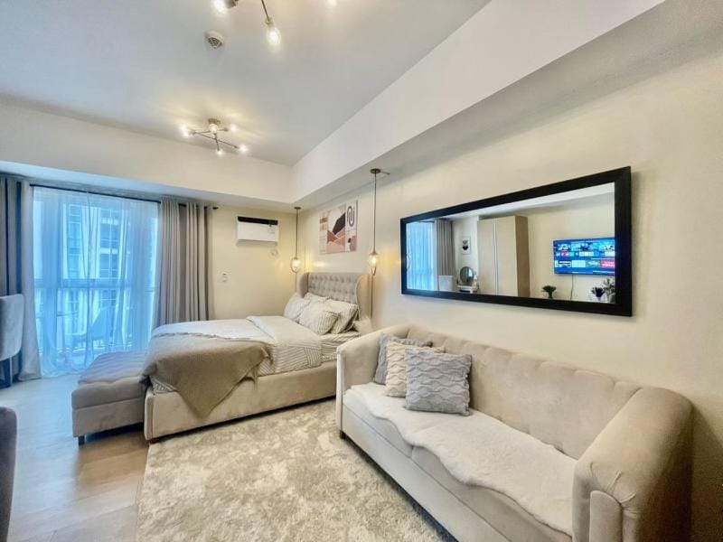 Condo Hotel type luxury Big Studio in Mckinley Hill taguig Apartment hotel in Makati