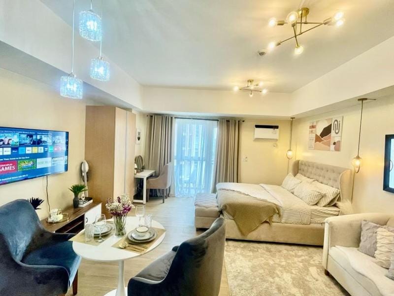 Condo Hotel type luxury Big Studio in Mckinley Hill taguig Apartment hotel in Makati