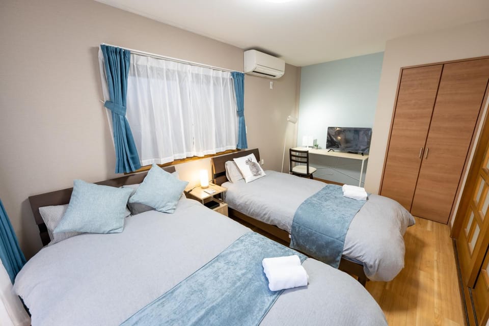 Bed, Bedroom, wardrobe, air conditioner