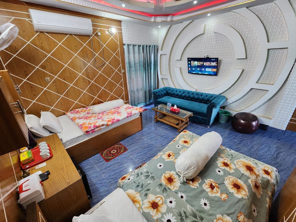 Bed, TV and multimedia, Photo of the whole room, Seating area, Bedroom, air conditioner