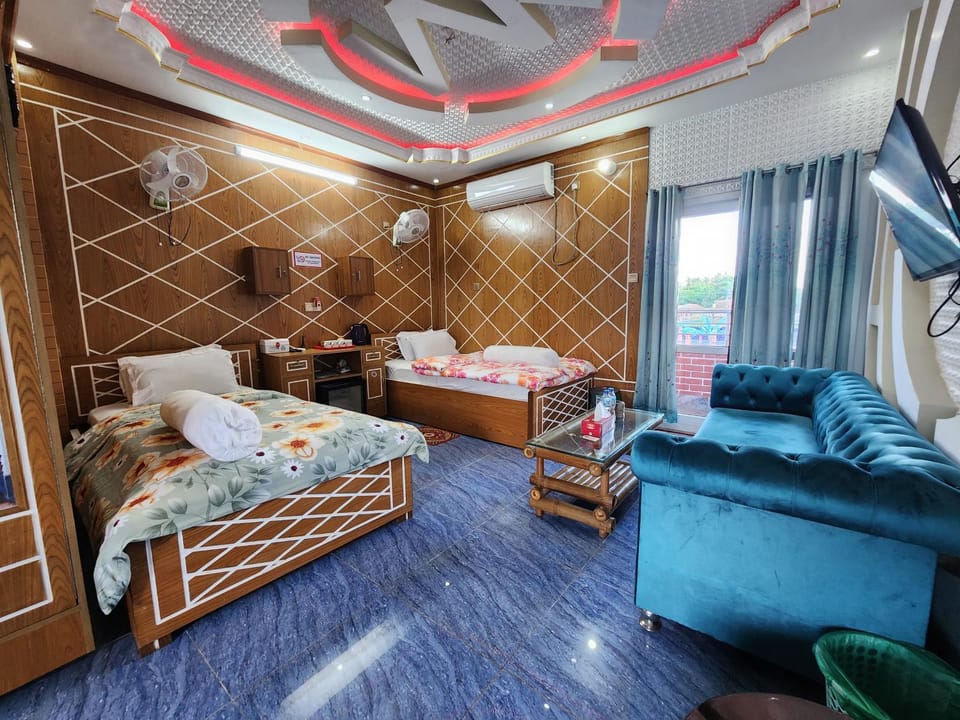 TV and multimedia, Photo of the whole room, Seating area, Bedroom