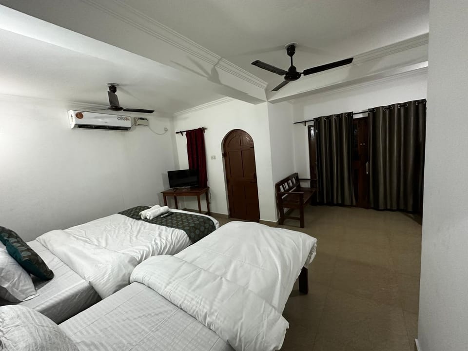 Bed, Living room, Seating area, Bedroom, air conditioner