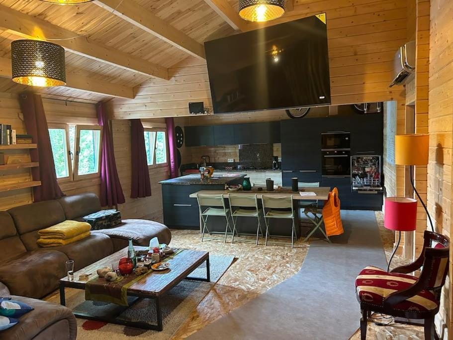 TV and multimedia, Kitchen or kitchenette, Seating area, Dining area, stove