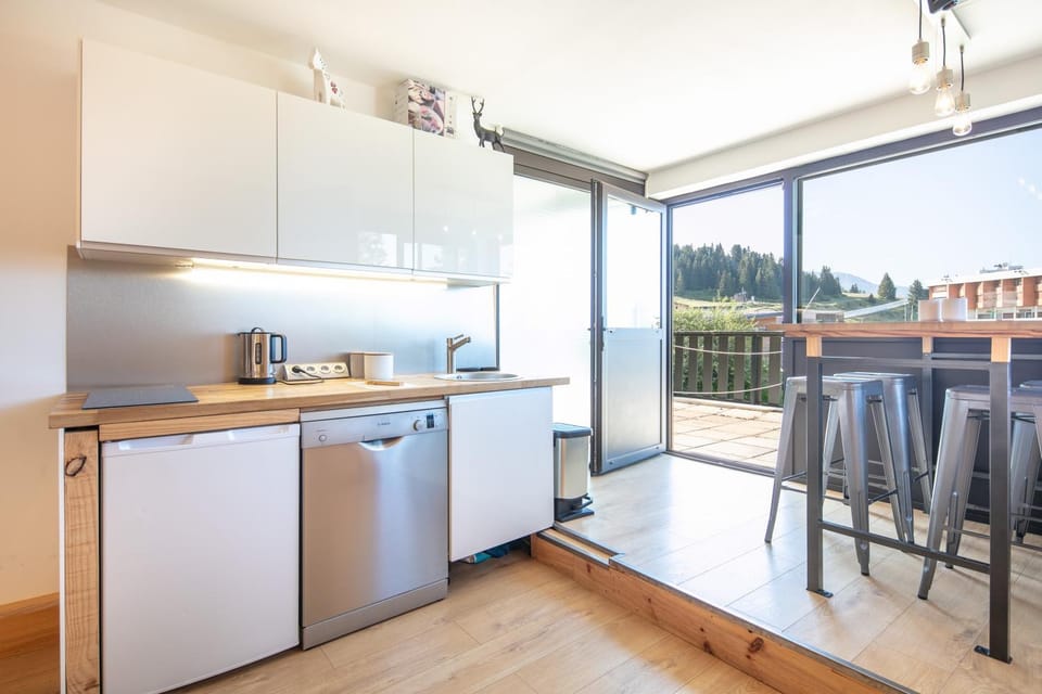 Kitchen or kitchenette, Dining area