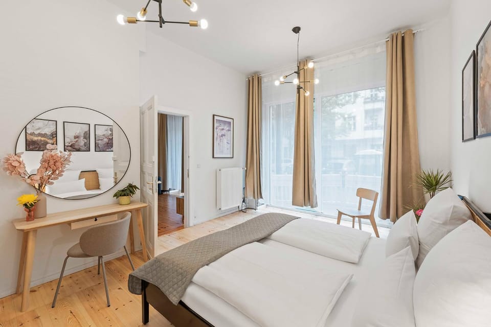 Bed, Photo of the whole room, Seating area, Bedroom