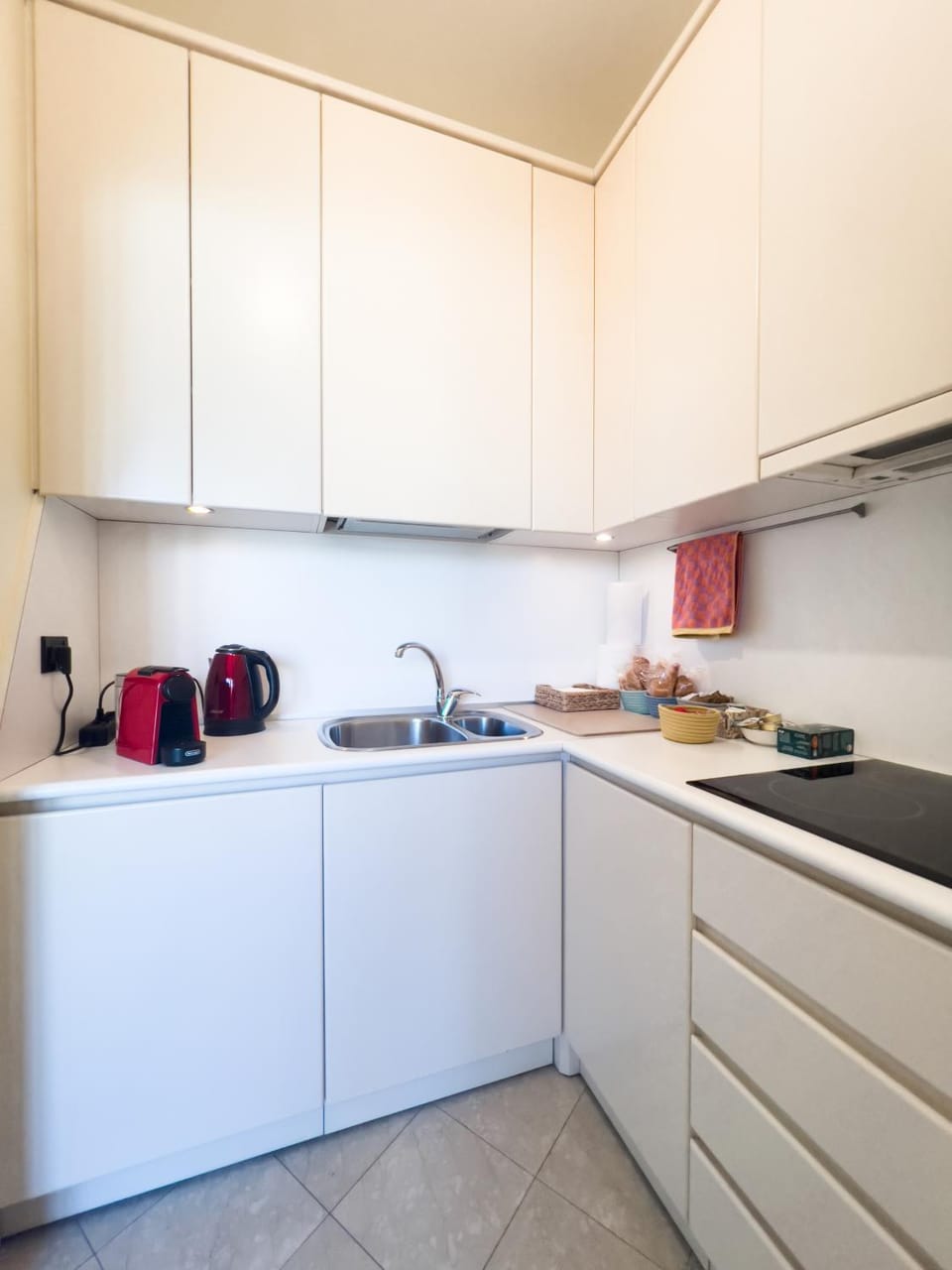Coffee/tea facilities, Kitchen or kitchenette, stove