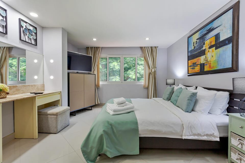 Bed, TV and multimedia, Photo of the whole room, Bedroom, Mountain view, towels