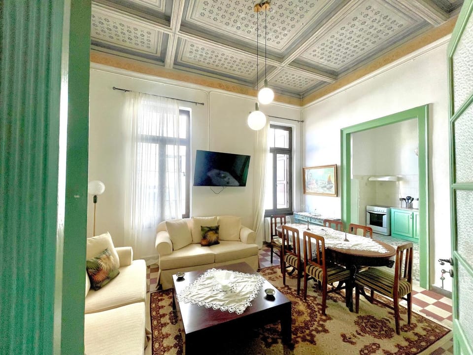 TV and multimedia, Seating area, Dining area