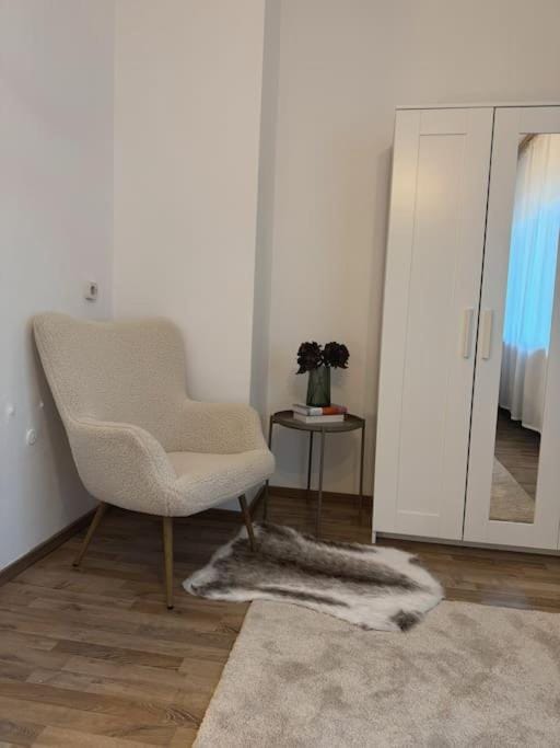 Seating area, Bedroom, wardrobe