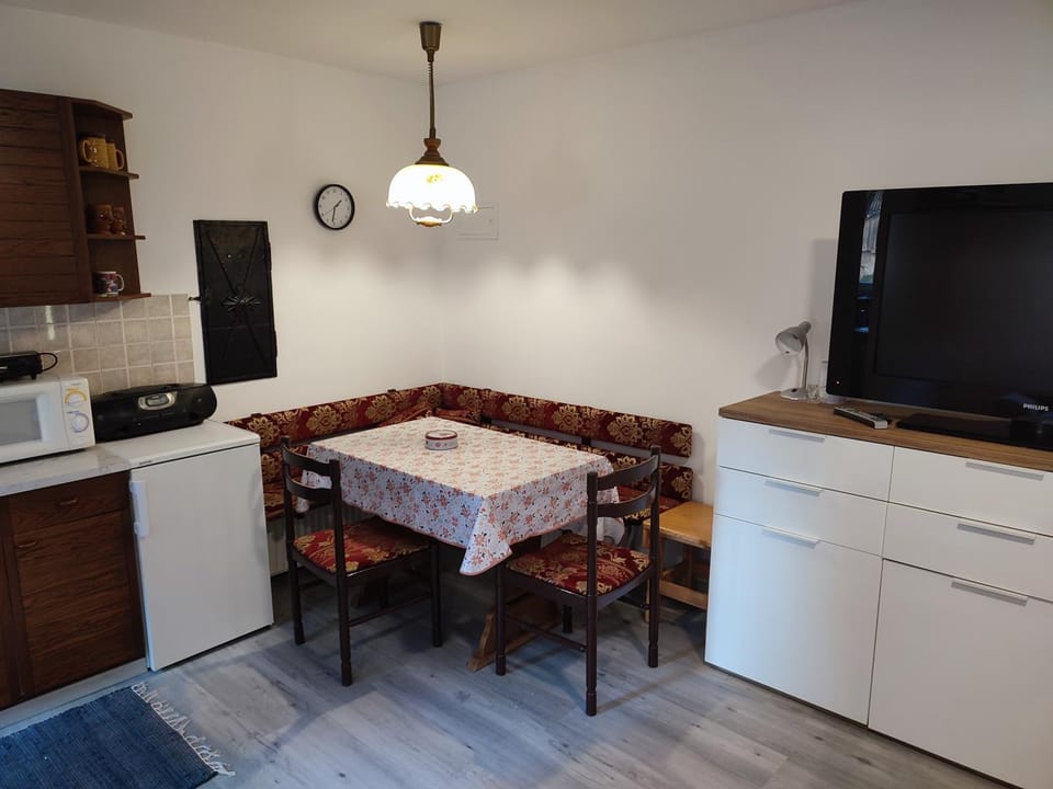 TV and multimedia, Kitchen or kitchenette, Living room, Seating area, Dining area, stove, kitchen