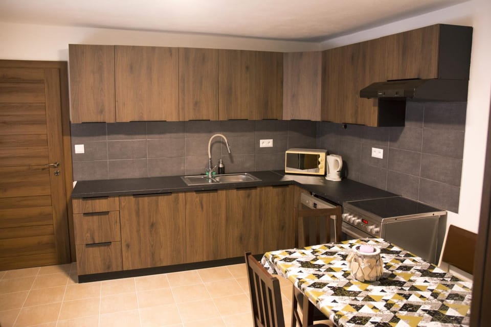 Coffee/tea facilities, Kitchen or kitchenette, Dining area, oven, stove