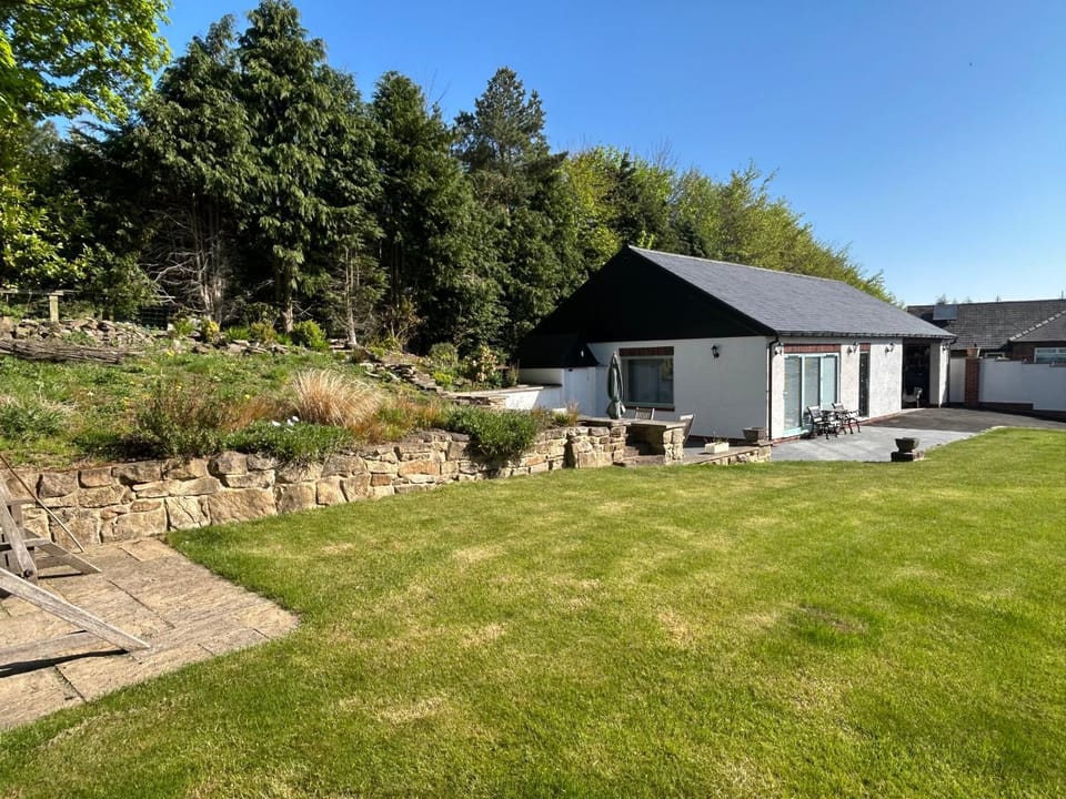 Sharpley Hall Garden Studio not far from Seaham Beach offering Quiet Private Stay with Secure Parking Apartment in England