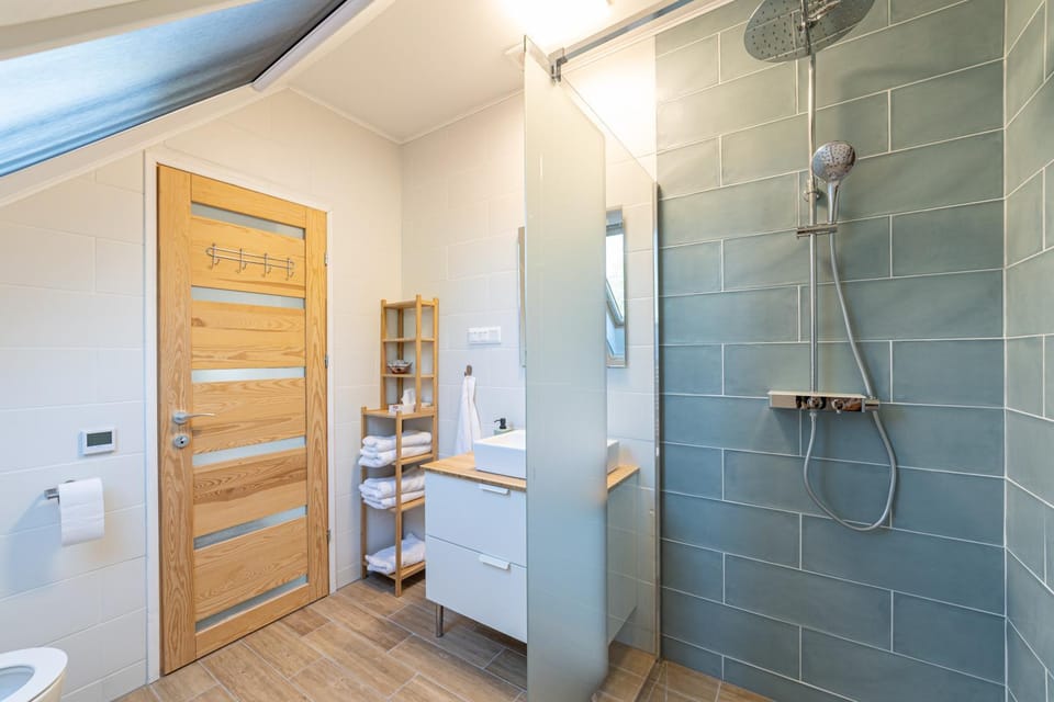Shower, Toilet
