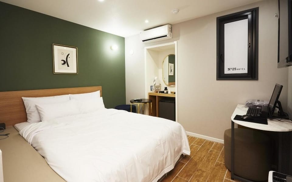 Photo of the whole room, Bedroom