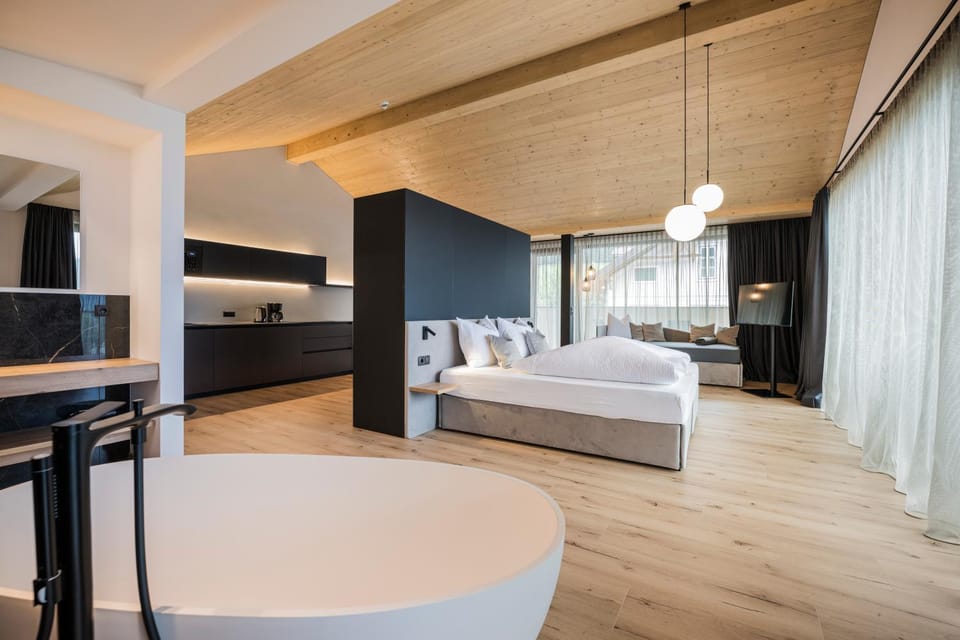 Bed, TV and multimedia, Balcony/Terrace, Kitchen or kitchenette, Photo of the whole room, Floor plan, Bath