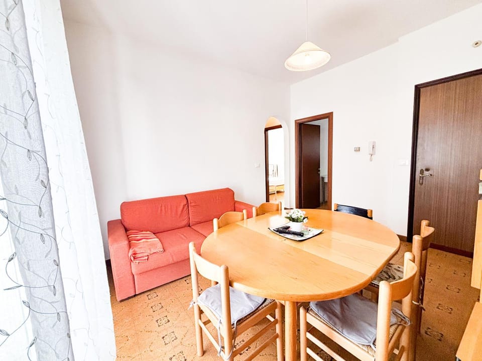 Day, Living room, Seating area, Dining area, Lunch