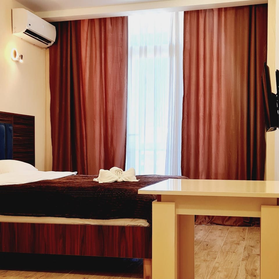 Bed, Photo of the whole room, Dining area, Bedroom, air conditioner