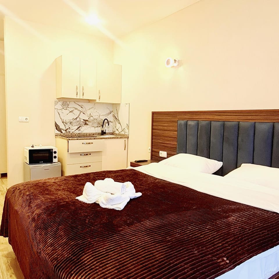 Bed, Kitchen or kitchenette, Photo of the whole room, Bedroom, towels
