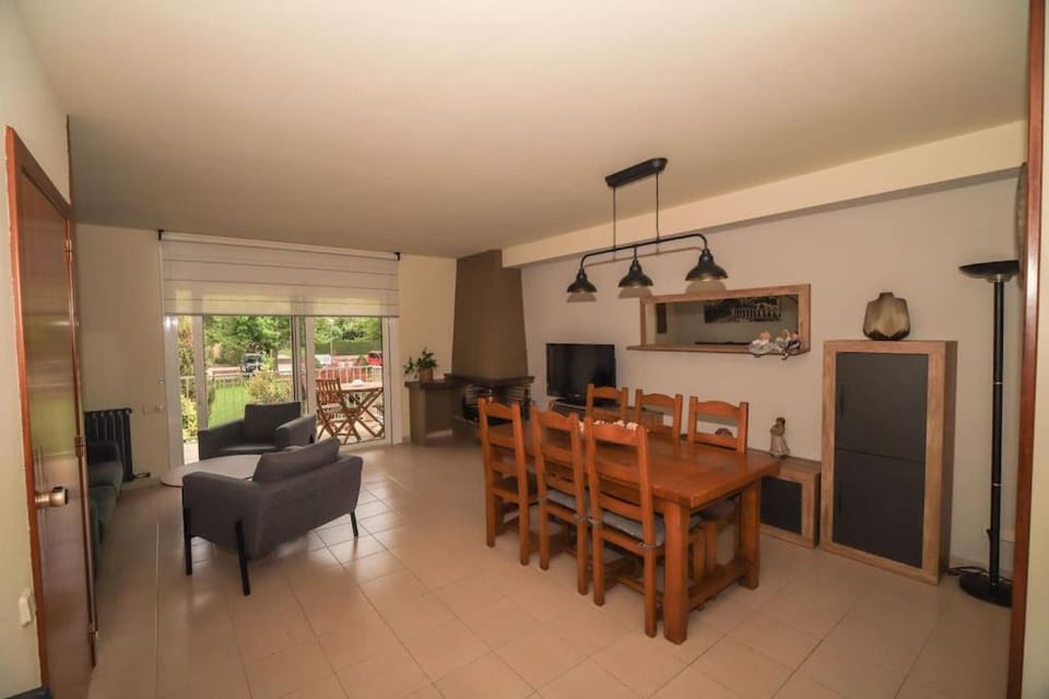 Communal lounge/ TV room, TV and multimedia, Living room, Seating area, Dining area