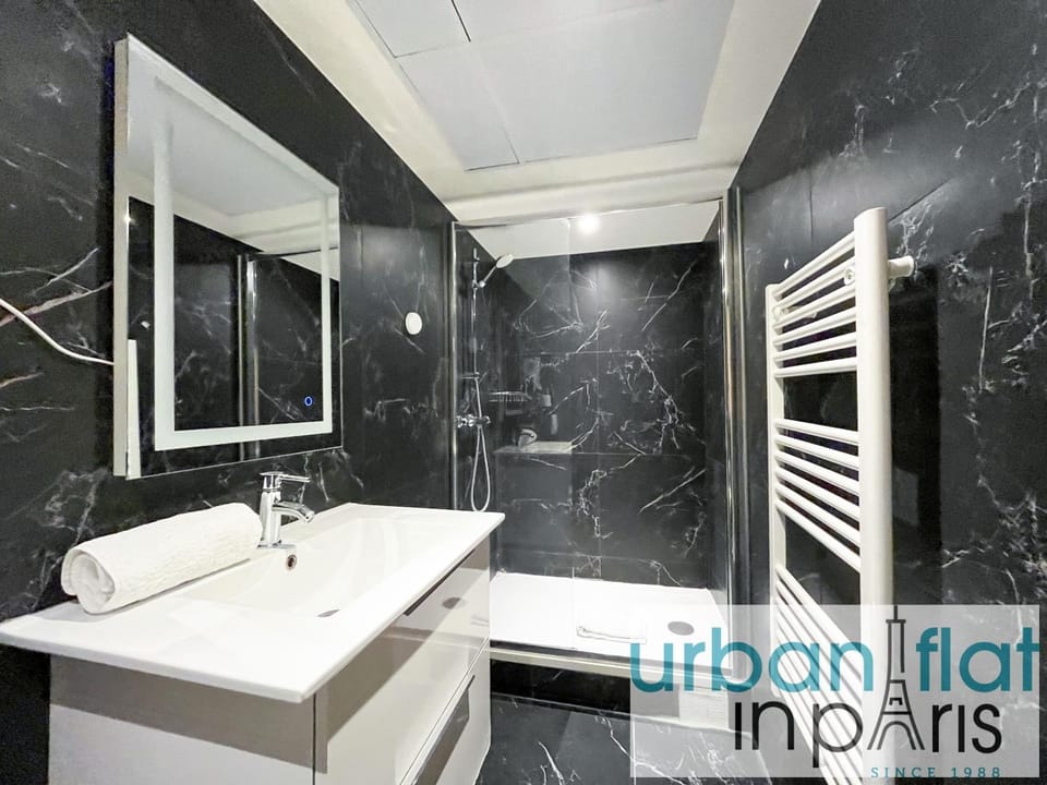 Urban Flat 129 - Sublime Art Love Champs-Elysees Apartment in Paris