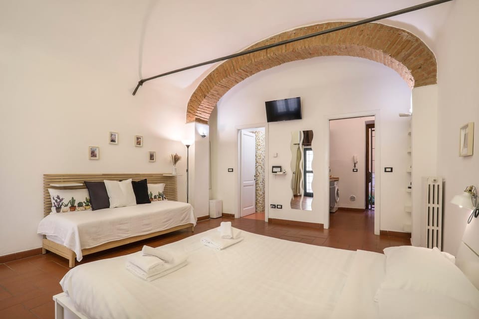 Bed, TV and multimedia, Photo of the whole room, Bedroom, towels