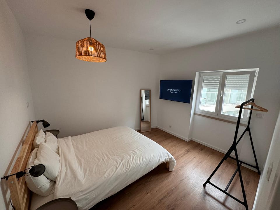 Bed, TV and multimedia, Bedroom