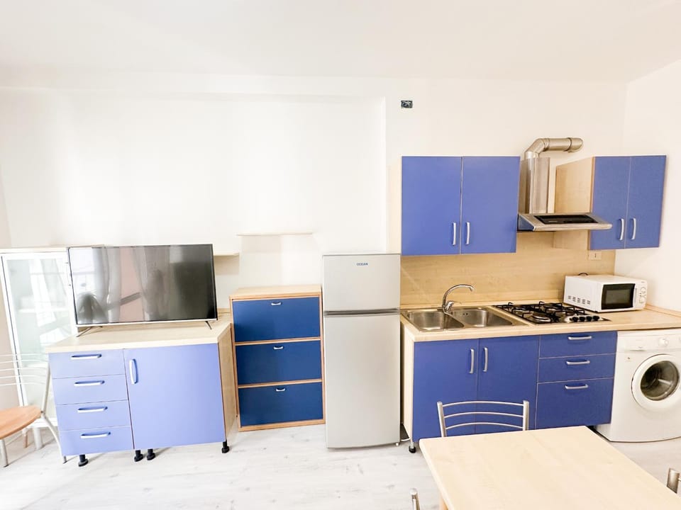 Kitchen or kitchenette, Dining area, pet friendly, stove, washing machine