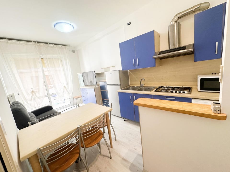 Kitchen or kitchenette, Dining area, pet friendly, stove
