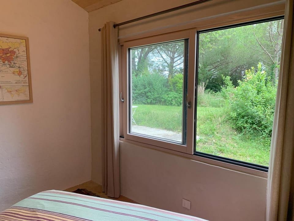 Bed, Bedroom, Garden view