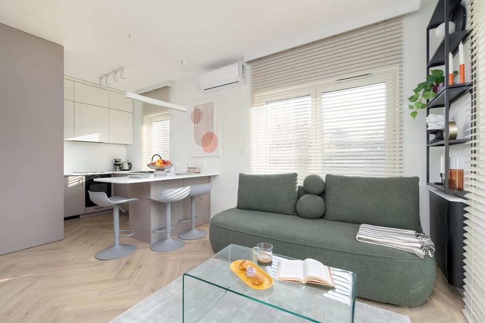 TV and multimedia, Coffee/tea facilities, Kitchen or kitchenette, Living room, Seating area, Dining area, air conditioner