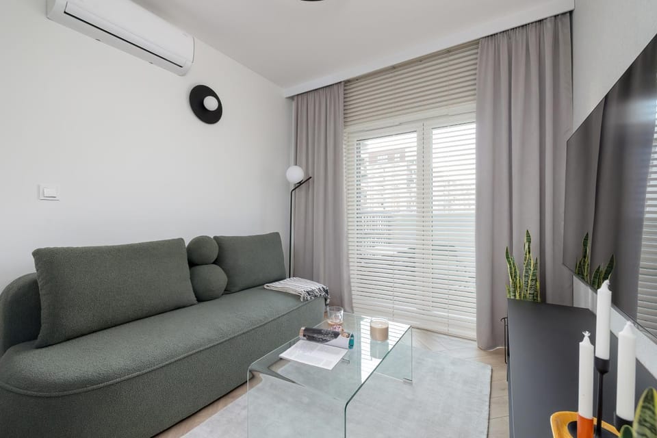 TV and multimedia, Living room, Seating area, air conditioner