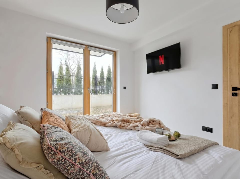 Communal lounge/ TV room, Bed, TV and multimedia, Living room, Photo of the whole room, Seating area, Evening entertainment, Bedroom, towels
