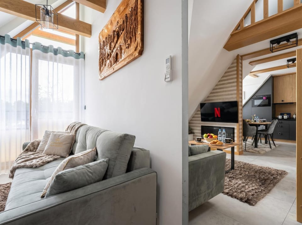 Communal lounge/ TV room, TV and multimedia, Living room, Seating area, Evening entertainment