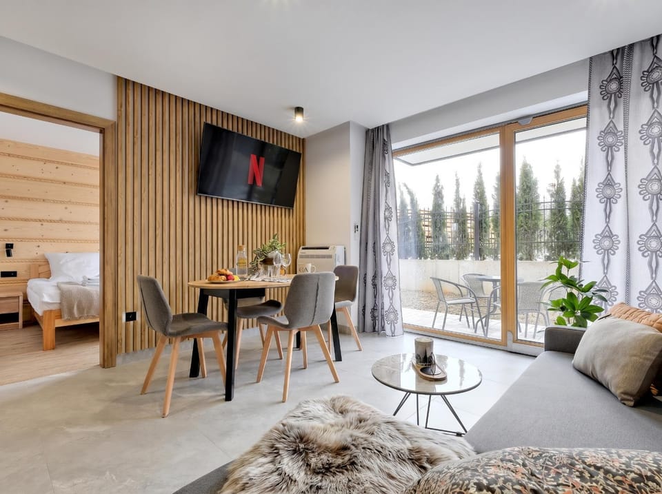 Communal lounge/ TV room, Bed, TV and multimedia, Living room, Photo of the whole room, Seating area, Dining area, Evening entertainment, Bedroom
